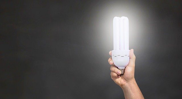 Manipulation d’une ampoule fluocompacte : les précautions à prendre
