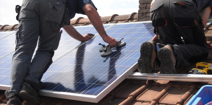Comment installer des panneaux photovoltaïques sur le toit d’une maison ?