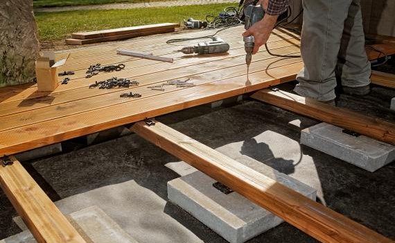 Guide de construction d'une terrasse en bois sur pilotis