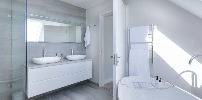 Un guide étape par étape pour décorer une salle de bains entièrement blanche, avec style et classe