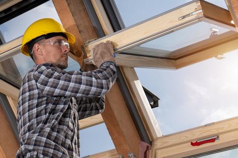Réparation de fenêtres en bois : quand faire appel à un professionnel ?