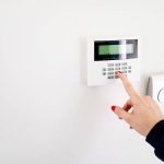 Systèmes d’alarme sans fil vs filaires : lequel est le mieux adapté à votre domicile ?