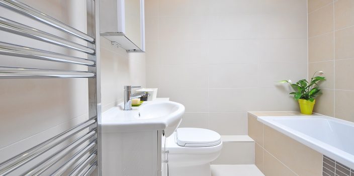 Comment choisir les meubles de rangement adaptés à une salle de bain sous pente ?