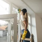Les fenêtres en PVC sont-elles résistantes aux produits chimiques tels que les nettoyants ménagers ?