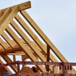 Surélévation de maison en bois : quelles sont les réglementations à respecter ?