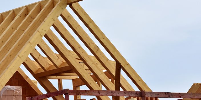 Surélévation de maison en bois : quelles sont les réglementations à respecter ?
