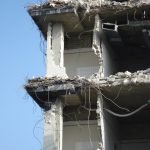 Quels sont les principaux facteurs à considérer lors de la planification d’une démolition contrôlée ?