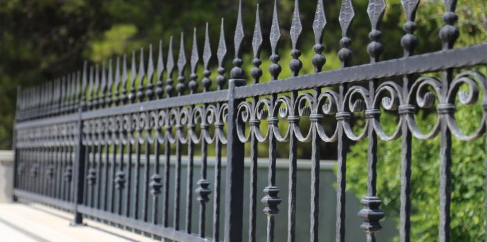 PVC ou aluminium : découvrez quel matériau de clôture est le plus facile à entretenir