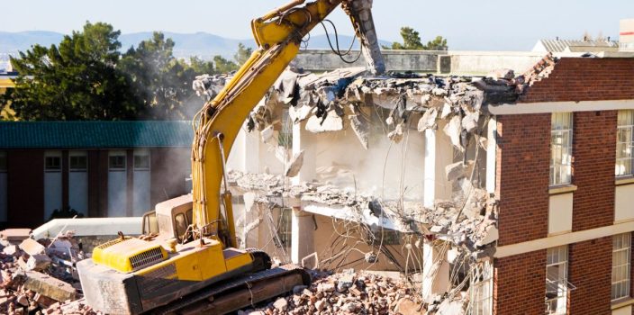 Quelles sont les réglementations et les politiques de préservation qui encadrent la démolition de bâtiments historiques ?