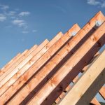 Charpente et réglementations : conformité aux normes de construction essentielles