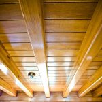 L’installation d’un plafond en bois de A à Z