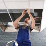 Restaurer un plafond en plâtre vous-même : conseils pour les bricoleurs ambitieux