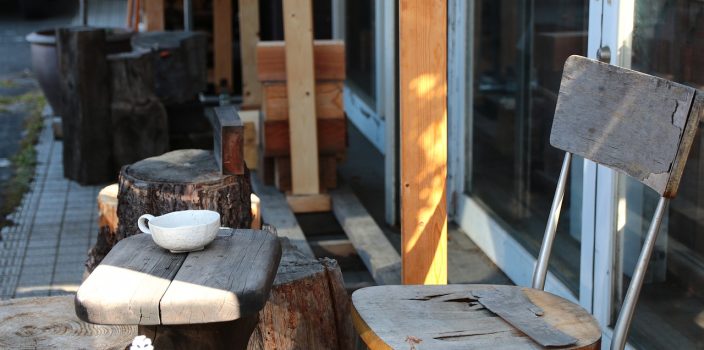 Terrasses en bois vs. terrasses en pierre : quel matériau convient le mieux à votre espace extérieur ?