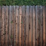 Comment choisir une clôture qui bloque les regards indiscrets et crée un cocon d’intimité ?