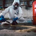 Risques liés à la manipulation de matériaux dangereux lors du nettoyage d’un chantier : comment les éviter ?