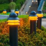 Borne lumineuse inox ou aluminium : résistance corrosion