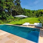 Comment intégrer une piscine creusée dans un petit jardin