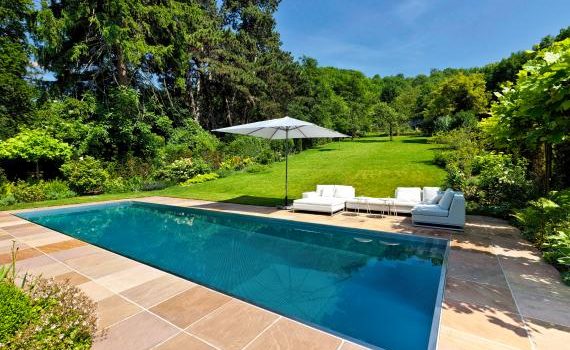 Comment intégrer une piscine creusée dans un petit jardin