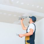 Cloison en plaques de plâtre : les étapes de finition pour un rendu pro