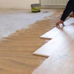 Pose de parquet flottant grand passage : idéal pour les couloirs et entrées