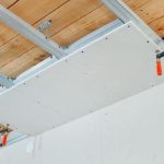 Pose de faux plafonds : comment réparer une fissure ou un affaissement