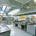 Ventilation, évacuation, extraction : les réseaux indispensables d’une cuisine aux normes