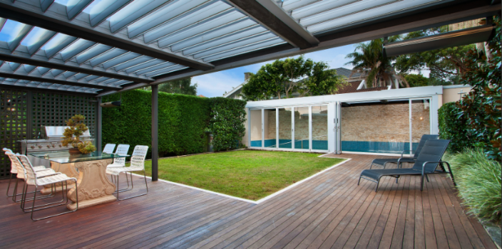 Bois local vs bois importé : quel impact pour votre aménagement extérieur ?