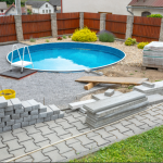 Les matériaux tendance pour un aménagement de piscine haut de gamme