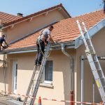 Zingueries et gouttières : comment sécuriser l’accès au toit pendant les travaux