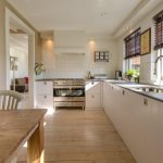 Comment caler et mettre de niveau une rangée complète de meubles de cuisine bas