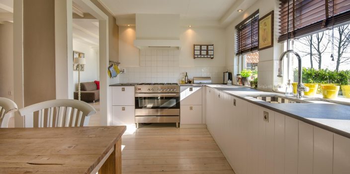 découvrez comment mettre à niveau les meubles bas de cuisine pour obtenir des placards stables, droits et prêts à recevoir le plan de travail.