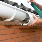 Les outils malins pour vider ses gouttières sans effort