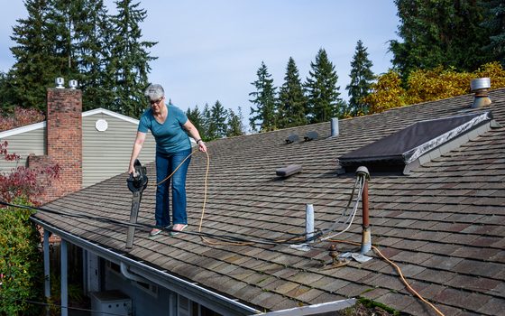 Nettoyage des gouttières : la méthode haute pression est-elle une bonne idée