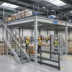 Sécuriser votre mezzanine industrielle : barrières écluses et escaliers